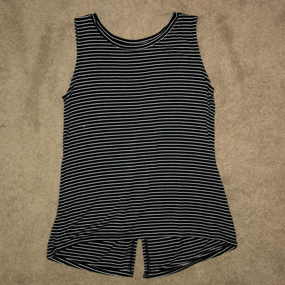 High-low tank with back slit opening